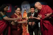 Его Святейшество Далай-лама принимает участие в возжжении традиционного светильника в знак открытия программы в университете Читкара. Чандигарх, Индия. 14 октября 2019 г. Фото: Тензин Чойджор (офис ЕСДЛ).