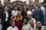 Его Святейшество Далай-лама фотографируется с сотрудниками ресторана после обеда в университете Читкара. Чандигарх, Индия. 14 октября 2019 г. Фото: Тензин Чойджор (офис ЕСДЛ).
