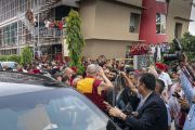 Его Святейшество Далай-лама машет собравшимся на прощание, перед тем как отправиться в отель по завершении визита в университет Читкара. Чандигарх, Индия. 14 октября 2019 г. Фото: Тензин Чойджор (офис ЕСДЛ).