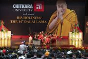 Вид на сцену конференц-зала во время лекции Его Святейшества Далай-ламы о «Важности универсальной этики в образовании», организованной в университете Читкара. Чандигарх, Индия. 14 октября 2019 г. Фото: Тензин Чойджор (офис ЕСДЛ).