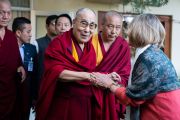 Его Святейшество Далай-лама приветствует президента Института мира США Нэнси Линдборг по прибытии на встречу с делегацией юных миротворцев, организованную в его резиденции. Дхарамсала, Индия. 23 октября 2019 г. Фото: Тензин Чойджор (офис ЕСДЛ).