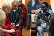 Мавиен Арик из Южного Судана представляется Его Святейшеству Далай-ламе в начале первого дня диалога Его Святейшества с юными миротворцами. Дхарамсала, Индия. 23 октября 2019 г. Фото: Тензин Чойджор (офис ЕСДЛ).