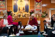 Его Святейшество Далай-лама обедает с юными лидерами из конфликтных зон, которые принимают участие в диалоге, организованном в его резиденции. Дхарамсала, Индия. 23 октября 2019 г. Фото: Тензин Чойджор (офис ЕСДЛ).