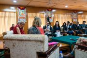 Его Святейшество Далай-лама слушает вопрос во время первого дня диалога с юными миротворцами. Дхарамсала, Индия. 23 октября 2019 г. Фото: Тензин Чойджор (офис ЕСДЛ).