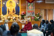 Его Святейшество Далай-лама произносит вступительное слово в начале первого дня диалога с юными миротворцами. Дхарамсала, Индия. 23 октября 2019 г. Фото: Тензин Чойджор (офис ЕСДЛ).