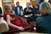 Саумья из Индии слушает, как Бевар из Курдистана задает вопрос Его Святейшеству Далай-ламе во время второго дня диалога с юными миротворцами. Дхарамсала, Индия. 24 октября 2019 г. Фото: Тензин Чойджор (офис ЕСДЛ).