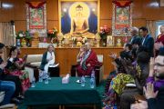 Его Святейшество Далай-лама благодарит молодых людей из стран, охваченных конфликтами, за участие в диалоге, организованном в его резиденции. Дхарамсала, Индия. 24 октября 2019 г. Фото: Тензин Чойджор (офис ЕСДЛ).