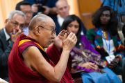 Его Святейшество Далай-лама отвечает на вопросы во время второго дня диалога с юными миротворцами. Дхарамсала, Индия. 24 октября 2019 г. Фото: Тензин Чойджор (офис ЕСДЛ).