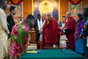 Его Святейшество Далай-лама прибывает на встречу с юными миротворцами в начале второго дня диалога, организованного в его резиденции. Дхарамсала, Индия. 24 октября 2019 г. Фото: Тензин Чойджор (офис ЕСДЛ).