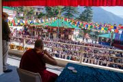 Его Святейшество Далай-лама пьет чай, в то время как бывшие сотрудники Тибетского института исполнительских искусств, собравшиеся во дворе института, поют песню. Дхарамсала, Индия. 29 октября 2019 г. Фото: Тензин Чойджор (офис ЕСДЛ).