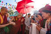 Артисты Тибетского института исполнительских искусств подносят традиционное приветствие Его Святейшеству Далай-ламе. Дхарамсала, Индия. 29 октября 2019 г. Фото: Тензин Чойджор (офис ЕСДЛ).