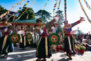 Артисты Тибетского института исполнительских искусств исполняют приветственный танец в честь Его Святейшества Далай-ламы. Дхарамсала, Индия. 29 октября 2019 г. Фото: Тензин Чойджор (офис ЕСДЛ).