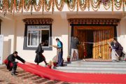 Сотрудники Тибетского института исполнительских искусств готовятся к прибытию Его Святейшества Далай-ламы. Дхарамсала, Индия. 29 октября 2019 г. Фото: Тензин Чойджор (офис ЕСДЛ)