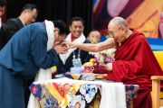 Его Святейшество Далай-лама благодарит бывшего сотрудника Тибетского института исполнительских искусств во время празднования 60-летия со дня основания института. Дхарамсала, Индия. 29 октября 2019 г. Фото: Тензин Чойджор (офис ЕСДЛ).