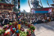 Члены местного тибетского сообщества ожидают прибытия Его Святейшества Далай-ламы в Тибетский институт исполнительских искусств. Дхарамсала, Индия. 29 октября 2019 г. Фото: Тензин Чойджор (офис ЕСДЛ).
