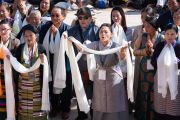 Бывшие сотрудники Тибетского института исполнительских искусств, собравшиеся во дворе института, поют песню для Его Святейшества Далай-ламы. Дхарамсала, Индия. 29 октября 2019 г. Фото: Тензин Чойджор (офис ЕСДЛ).