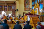 Старшие монахи и Его Святейшество Далай-лама во время церемонии подношения молебна о долголетии в тантрическом колледже Гьюто. Сидбари, Индия. 2 ноября 2019 г. Фото: Тензин Чойджор (офис ЕСДЛ)
