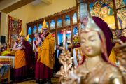 Его Святейшество Далай-лама приветствует собравшихся в большом зале тантрического колледжа Гьюто. Сидбари, Индия. 2 ноября 2019 г. Фото: Тензин Чойджор (офис ЕСДЛ)