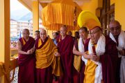 Его Святейшество Далай-лама подходит к залу собраний тантрического колледжа Гьюто. Сидбари, Индия. 2 ноября 2019 г. Фото: Тензин Чойджор (офис ЕСДЛ)
