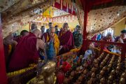 Его Святейшество Далай-лама благославляет статуи и другие ритуальные предметы в зале собраний тантрического колледжа Гьюто. Сидбари, Индия. 2 ноября 2019 г. Фото: Тензин Чойджор (офис ЕСДЛ)