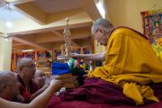 Старшие монахи преподносят Его Святейшеству Далай-ламе колесо Дхармы во время празднования 600-летия со дня рождения основателя тантрического колледжа Гьюто. Сидбари, Индия. 2 ноября 2019 г. Фото: Тензин Чойджор (офис ЕСДЛ)
