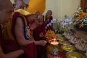 Его Святейшество Далай-лама зажигает масляный светильник перед священными изображениями в зале собраний тантрического колледжа Гьюто. Сидбари, Индия. 2 ноября 2019 г. Фото: Тензин Чойджор (офис ЕСДЛ)