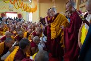 Его Святейшество Далай-лама приветствует присутствующих в главном зале собраний тантрического колледжа Гьюто. Сидбари, Индия. 2 ноября 2019 г. Фото: Тензин Чойджор (офис ЕСДЛ)