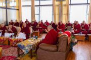 Его Святейшество Далай-лама обедает с настоятелями и старшими монахами тибетских монастырей, восстановленных в Индии, в тантрическом колледже Гьюто. Сидбари, Индия. 2 ноября 2019 г. Фото: Тензин Чойджор (офис ЕСДЛ)