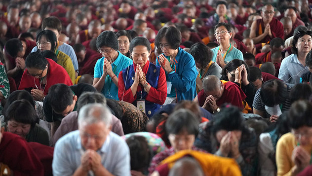 Далай-лама даровал посвящение долгой жизни в монастыре Дрепунг Лоселинг