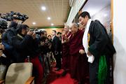 Его Святейшество Далай-лама входит в конференц-зал штаб-квартиры Центральной тибетской администрации, где собрались участники 14-й конференции школ тибетского буддизма и традиции бон. Дхарамсала, штат Химачал-Прадеш, Индия. 29 ноября 2019 г. Фото: Тензин Чойджор (офис ЕСДЛ).