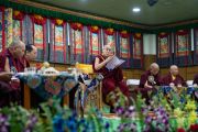 Его Святейшество Далай-лама зачитывает резолюцию, принятую по результатам первых двух дней 14-й конференции школ тибетского буддизма и традиции бон. Дхарамсала, штат Химачал-Прадеш, Индия. 29 ноября 2019 г. Фото: Тензин Чойджор (офис ЕСДЛ).