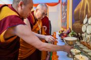 Его Святейшество Далай-лама возжигает масляную лампаду в знак открытия празднования 25-летней годовщины со дня основания дацана Кирти Шепа. Дхарамсала, штат Химачал-Прадеш, Индия. 7 декабря 2019 г. Фото: Мануэль Бауэр.