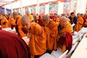 Монахи и монахини встречают Его Святейшество Далай-ламу, прибывающего в дацан Кирти Шепа. Дхарамсала, штат Химачал-Прадеш, Индия. 7 декабря 2019 г. Фото: Мануэль Бауэр.