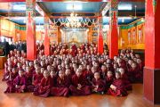 По завершении праздничной церемонии Его Святейшество Далай-лама фотографируется с членами сангхи дацана Кирти Шепа. Дхарамсала, штат Химачал-Прадеш, Индия. 7 декабря 2019 г. Фото: Мануэль Бауэр.