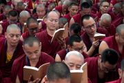 Монахи следят за текстом во время краткого учения Его Святейшества Далай-ламы в новом зале для диспутов монастыря Дрепунг Гоманг. Мундгод, штат Карнатака, Индия. 14 декабря 2019 г. Фото: Лобсанг Церинг.