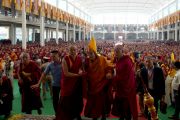 Его Святейшество Далай-лама направляется к сцене, установленной в новом зале для диспутов монастыря Дрепунг Гоманг. Мундгод, штат Карнатака, Индия. 14 декабря 2019 г. Фото: Лобсанг Церинг.
