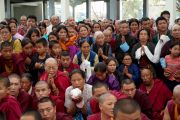 Верующие ожидают прибытия Его Святейшества Далай-ламы в новый зал для диспутов монастыря Дрепунг Гоманг. Мундгод, штат Карнатака, Индия. 14 декабря 2019 г. Фото: Лобсанг Церинг.