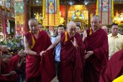 Его Святейшество Далай-лама прощается с членами монашеской общины по завершении сессии философских диспутов, организованной в монастыре Дрепунг Гоманг. Мундгод, штат Карнатака, Индия. 15 декабря 2019 г. Фото: Лобсанг Церинг.