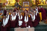 Его Святейшество Далай-лама фотографируется с монахами, принявшими участие в сессии философских диспутов в монастыре Дрепунг Гоманг. Мундгод, штат Карнатака, Индия. 15 декабря 2019 г. Фото: Лобсанг Церинг.