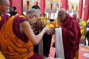 Настоятель монастыря Дрепунг Лоселинг геше Лобсанг Самтен совершает традиционные подношения Его Святейшеству Далай-ламе. Мундгод, штат Карнатака, Индия. 15 декабря 2019 г. Фото: Лобсанг Церинг.