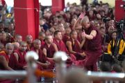 Монах-студент принимает участие в философском диспуте в присутствии Его Святейшества Далай-ламы. Мундгод, штат Карнатака, Индия. 15 декабря 2019 г. Фото: Лобсанг Церинг.