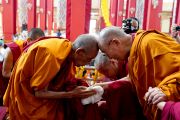 По прибытии в монастырь Дрепунг Лоселинг Его Святейшество Далай-лама обменивается приветствиями с бывшим держателем трона монастыря Ганден Ризонгом Ринпоче. Мундгод, штат Карнатака, Индия. 15 декабря 2019 г. Фото: Лобсанг Церинг.