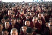 Монахи и миряне смотрят на большом экране трансляцию учений Его Святейшества Далай-ламы, на которые собралось более 25000 человек. Мундгод, штат Карнатака, Индия. 16 декабря 2019 г. Фото: Лобсанг Церинг.
