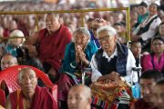 Пожилые женщины слушают наставления Его Святейшества Далай-ламы во время посвящения долгой жизни, связанного с Чже Цонкапой. Мундгод, штат Карнатака, Индия. 16 декабря 2019 г. Фото: Лобсанг Церинг.