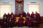 Его Святейшество Далай-лама фотографируется со старшими монахами после совместного обеда, организованного по завершении учений в монастыре Дрепунг Лоселинг. Мундгод, штат Карнатака, Индия. 16 декабря 2019 г. Фото: Лобсанг Церинг.