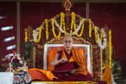 Его Святейшество Далай-лама объясняет текст посвящения долгой жизни, связанного с Чже Цонкапой. Мундгод, штат Карнатака, Индия. 16 декабря 2019 г. Фото: Лобсанг Церинг.