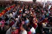 Некоторые из более 10000 верующих во время церемонии празднования 600-летней годовщины ухода в паринирвану Чже Цонкапы. Мундгод, штат Карнатака, Индия. 21 декабря 2019 г. Фото: Лобсанг Церинг.