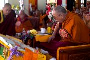 Во время церемонии празднования 600-летней годовщины ухода в паринирвану Чже Цонкапы Его Святейшество Далай-лама рассматривает недавно изданные книги. Мундгод, штат Карнатака, Индия. 21 декабря 2019 г. Фото: Лобсанг Церинг.