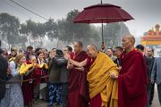 Его Святейшество Далай-лама приветствует верующих, направляясь из тибетского монастыря на площадку Калачакры в начале первого дня учений из «Цикла учений Манджушри», начатых в прошлом году. Бодхгая, штат Бихар, Индия. 4 января 2020 г. Фото: Тензин Чойджор.
