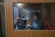 Переводчик на японский язык, один из 10 языков перевода, во время первого дня учений Его Святейшества Далай-ламы из «Цикла учений Манджушри», начатых в прошлом году. Бодхгая, штат Бихар, Индия. 4 января 2020 г. Фото: Тензин Чойджор.